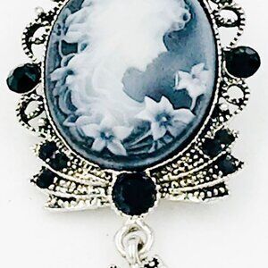 GRAY CAMEO BROOCH BLACK CRYSTAL GLASS RHINESTONE  W DANGLE IT IS ALSO A PENDANT